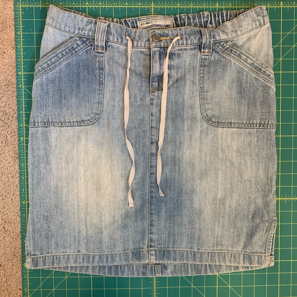 Old Navy maternity skirt size medium.